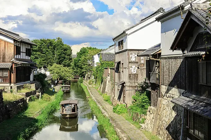 「八幡堀めぐり」の船が行き交うシンボリックな風景