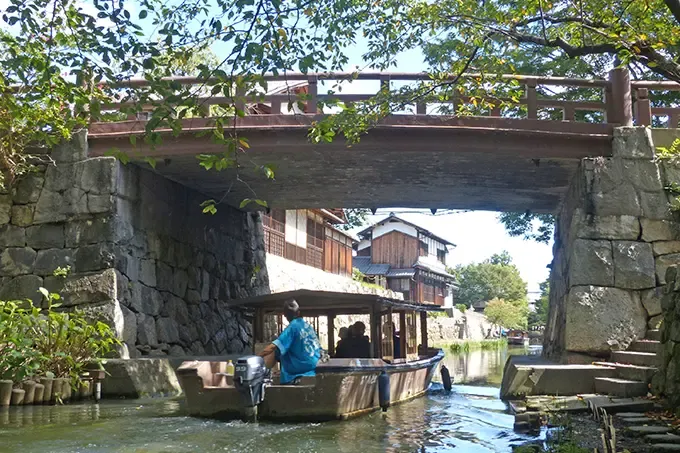 白雲橋（写真）や明治橋といったレトロな橋との撮影もおすすめです。