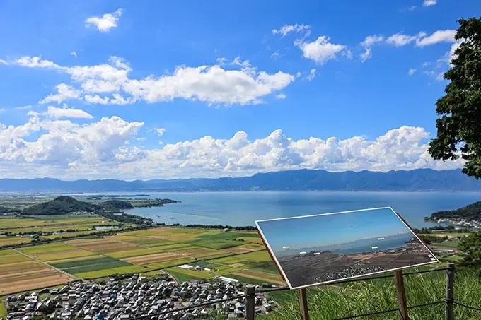 八幡山城跡、西の丸跡（写真）や出丸からは琵琶湖を望む爽快な景色が広がる。案内板や休憩できるベンチも設置されています。