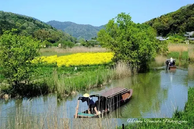 「水郷のさと まるやま」は昔ながらの水辺の景色が広がる水郷の中心地にあります。和船で近江八幡ならではの情緒を堪能しましょう。